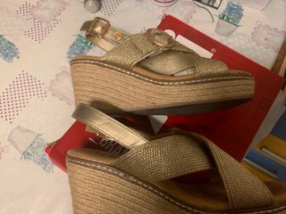 Sandalias cuña doradas Xti