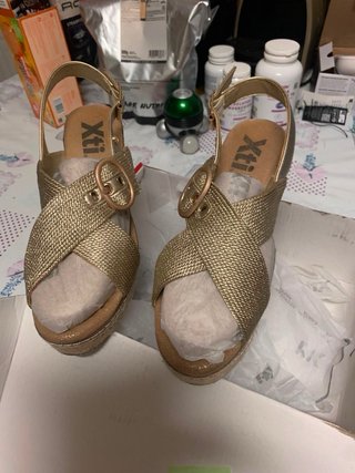 Sandalias cuña doradas Xti