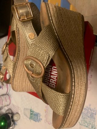 Sandalias cuña doradas Xti