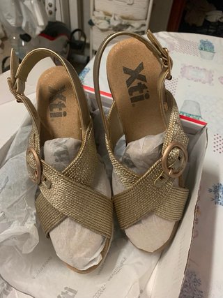 Sandalias cuña doradas Xti
