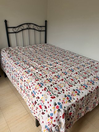Cama con base metálica y colchón