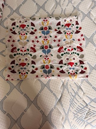 Cama con base metálica y colchón