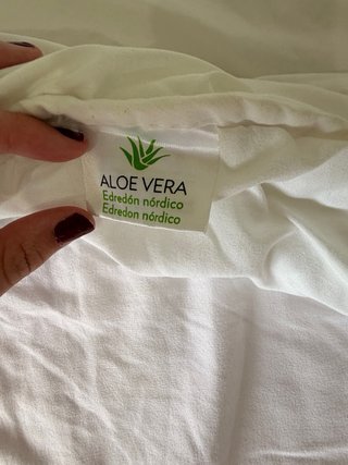Cama con base metálica y colchón