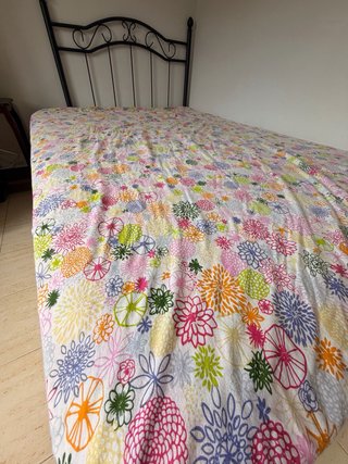 Cama con base metálica y colchón