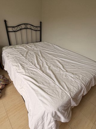 Cama con base metálica y colchón