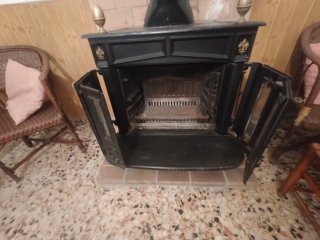 Muebles varios y estufa de leña