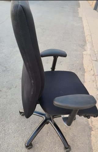 Sillón de oficina ergonómico negro