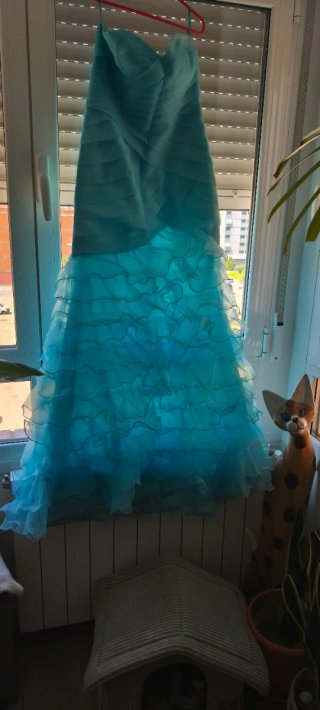 Vestido de fiesta con volantes