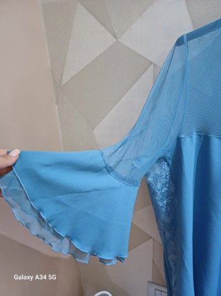 Abito azzurro con maniche a campana