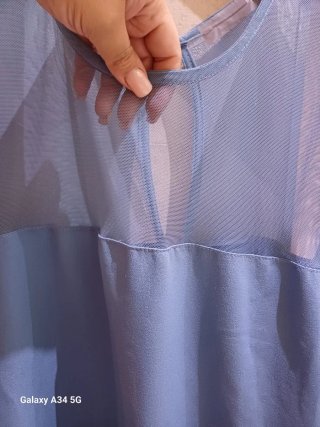 Abito azzurro con maniche a campana