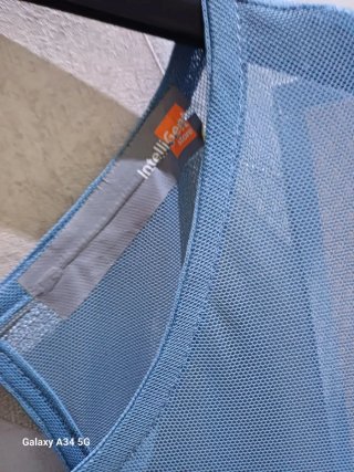Abito azzurro con maniche a campana