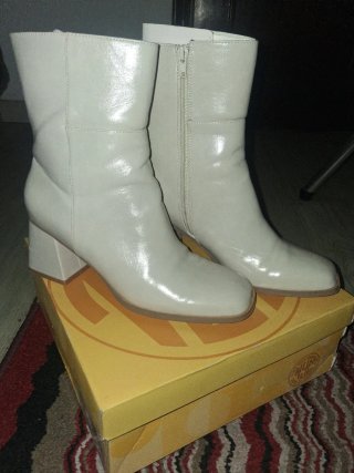 Botines crema tacón ancho mujer