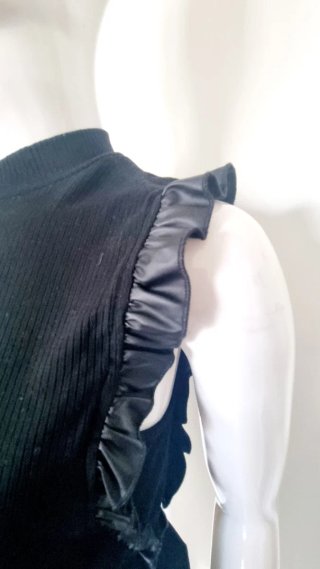 Blusa negra con volantes