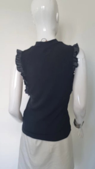 Blusa negra con volantes