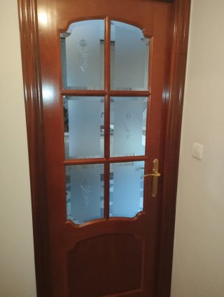Puertas madera maciza interior de cristalera.