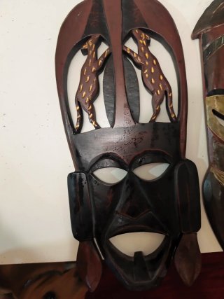 Lote de 2 máscaras africanas decorativas grandes e