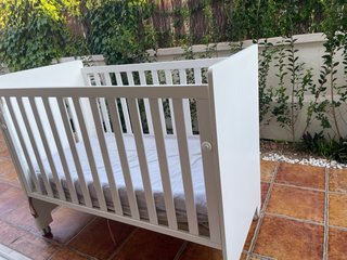 Cuna blanca con colchón