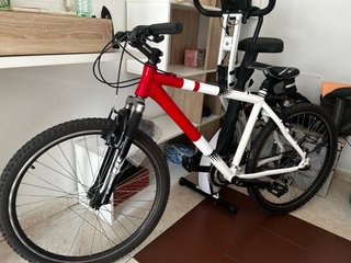 Bicicleta de montaña roja y blanca