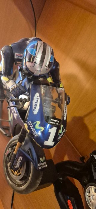 Moto nikko dani pedrosa y coche F1 Fernando alonso