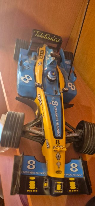 Moto nikko dani pedrosa y coche F1 Fernando alonso