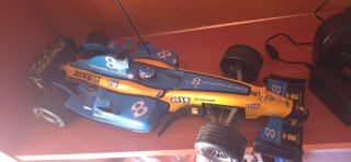 Moto nikko dani pedrosa y coche F1 Fernando alonso
