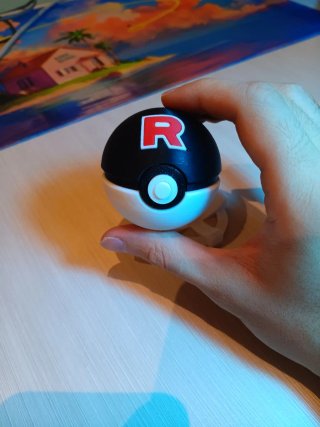 Poké Ball Team Rocket antiestrés con botón clicky