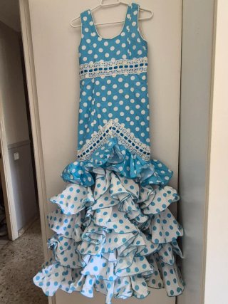 Traje de flamenca azul con lunares