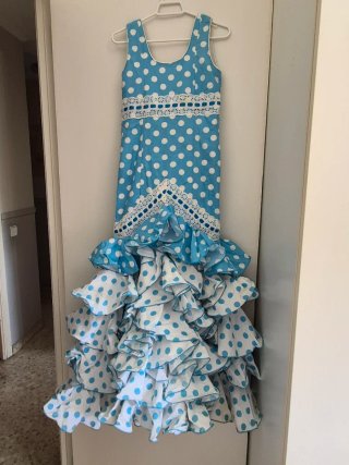 Traje de flamenca azul con lunares