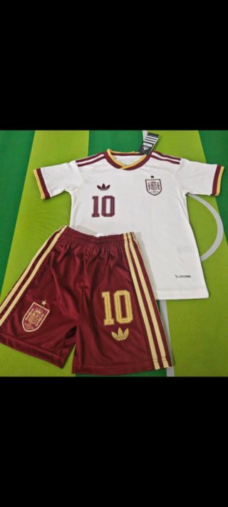 Equipación niño España Adidas  talla 22 6.7años