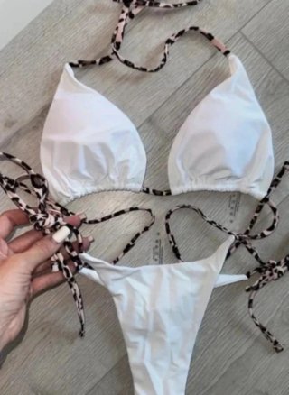Bikini blanco con estampado de leopardo