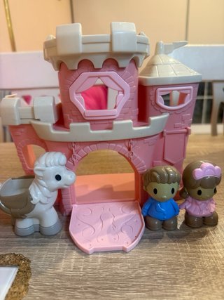 Castillo de juguete rosa con figuras