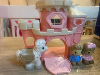 Castillo de juguete rosa con figuras