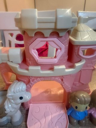 Castillo de juguete rosa con figuras