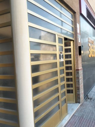 Puerta aluminio y cristal