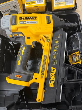 Clavadora DeWalt DCN890 XR 18V Brushless