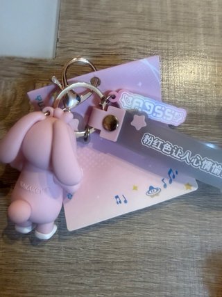 Llavero de peluche rosa con forma de oveja