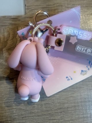 Llavero de peluche rosa con forma de oveja