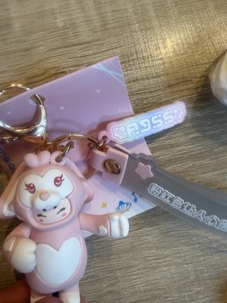 Llavero de peluche rosa con forma de oveja