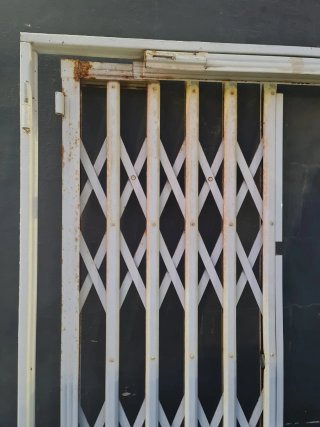 Reja de seguridad extensible tipo ballesta