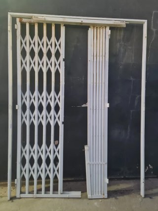 Reja de seguridad extensible tipo ballesta