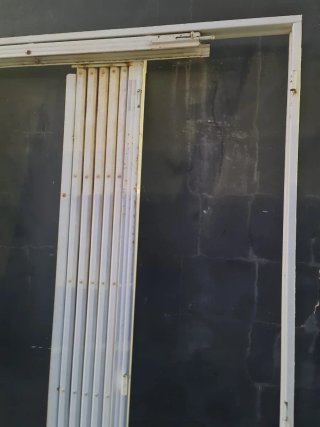 Reja de seguridad extensible tipo ballesta