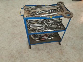 Carro de herramientas con llaves