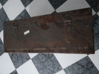 Cofre antiguo de madera tallada