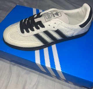 Adidas Zapatilla Negra y Blanca