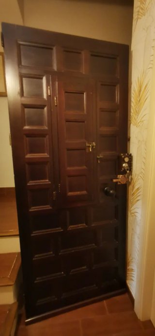 Puerta de calle de madera
