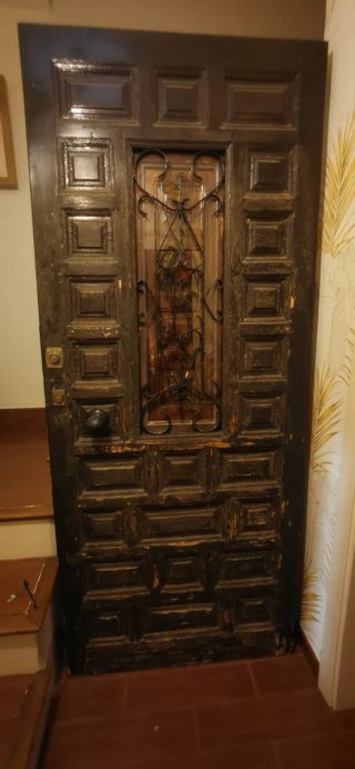 Puerta de calle de madera