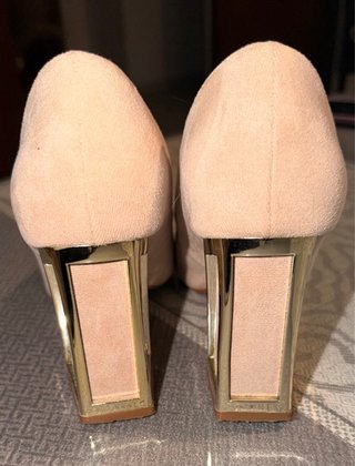Zapatos de tacón rosa palo y dorado