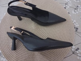 Zapatos negros destalonados tacón