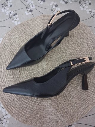 Zapatos negros destalonados tacón