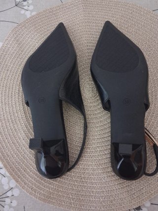 Zapatos negros destalonados tacón